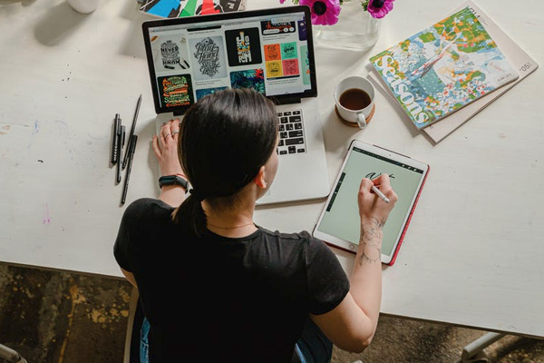 women-laptop-tab-coffee
